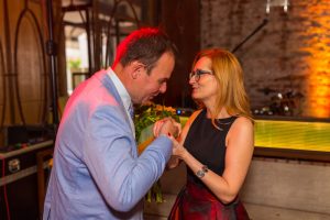 mężczyzna całuje w rękę kobietę