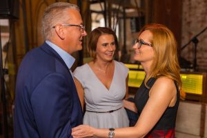 dwie kobiety i mężczyzna