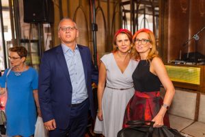 trzy kobiety i mężczyzna