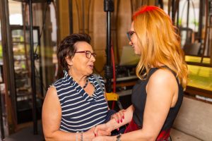 dwie kobiety w okularach