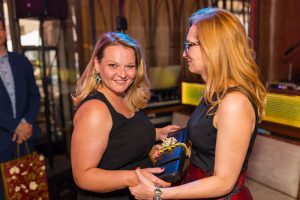 dwie kobiety uśmiechnięte