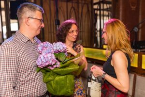 dwie kobiety i mężczyzna