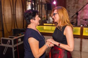 dwie kobiety trzymają się za ręce