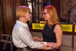 dwie kobiety rozmawiają