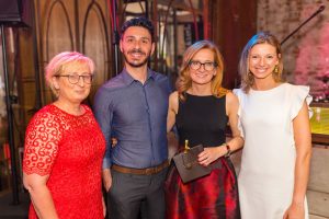 trzy kobiety i mężczyzna