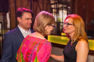 dwie kobiety rozmawiają i mężczyzna