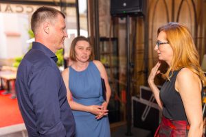 dwie kobiety i mężczyzna