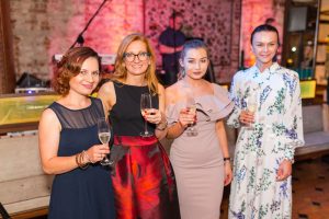 cztery kobiety z kieliszkami