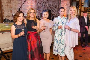 kobiety z kieliszkami w dłoniach