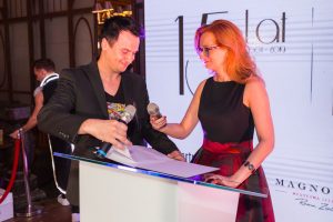 kobieta i mężczyzna z mikrofonami