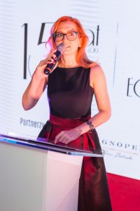 kobieta w okularach mówi