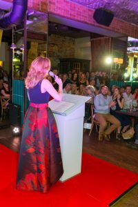 kobieta w długiej spódnicy