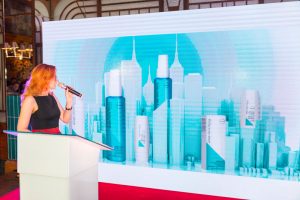 kobieta prezentuje kosmetyki