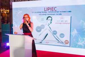 kobieta prezentuje ofertę ego med spa