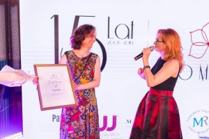 kobieta wręcza wyróżnienie drugiej kobiecie