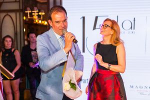 mężczyzna mówi do mikrofonu