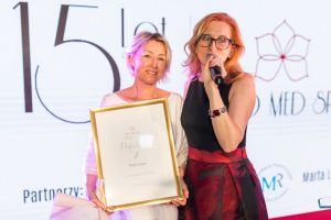 dwie kobiety, jedna z wyróżnieniem