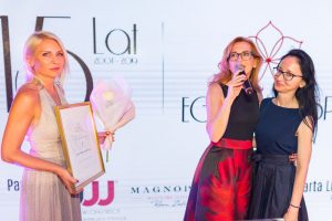 trzy kobiety w sukienkach