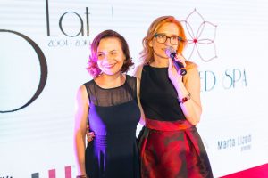 dwie kobiety, jedna mówi do mikrofonu