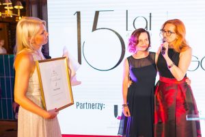 kobieta wręcza wyróżnienie