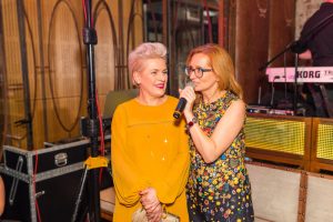 kobieta mówi do mikrofonu