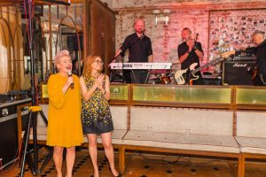 kobieta trzyma mikrofon