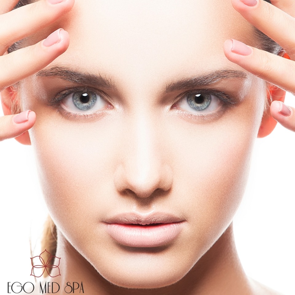 kobieta z gładką cerą